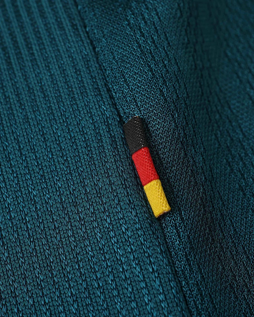 05-germany-1998-away-retro-jersey-detail-3.webp