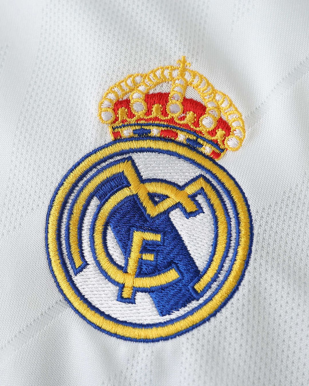 03-real-madrid-17-18-home-retro-jersey-detail-1.jpg