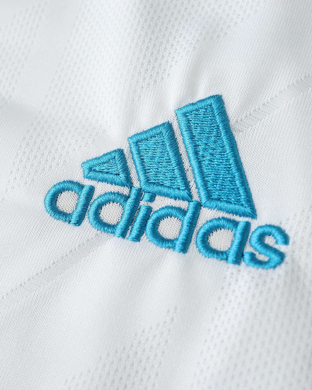 04-real-madrid-17-18-home-retro-jersey-detail-2.jpg