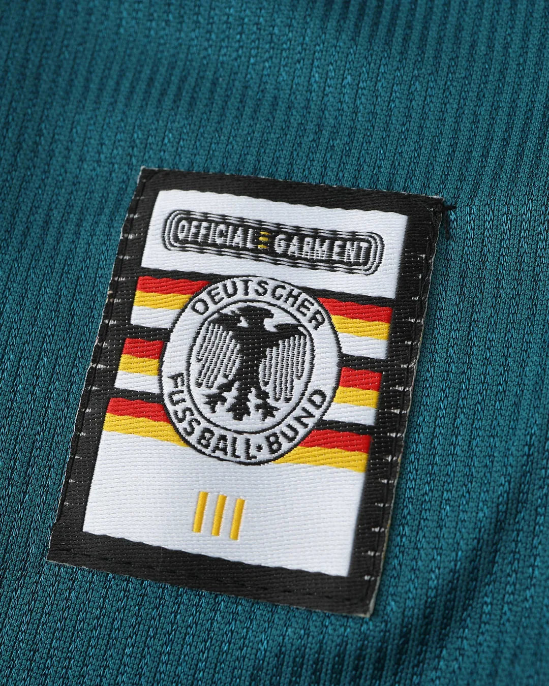 06-germany-1998-away-retro-jersey-detail-4.webp
