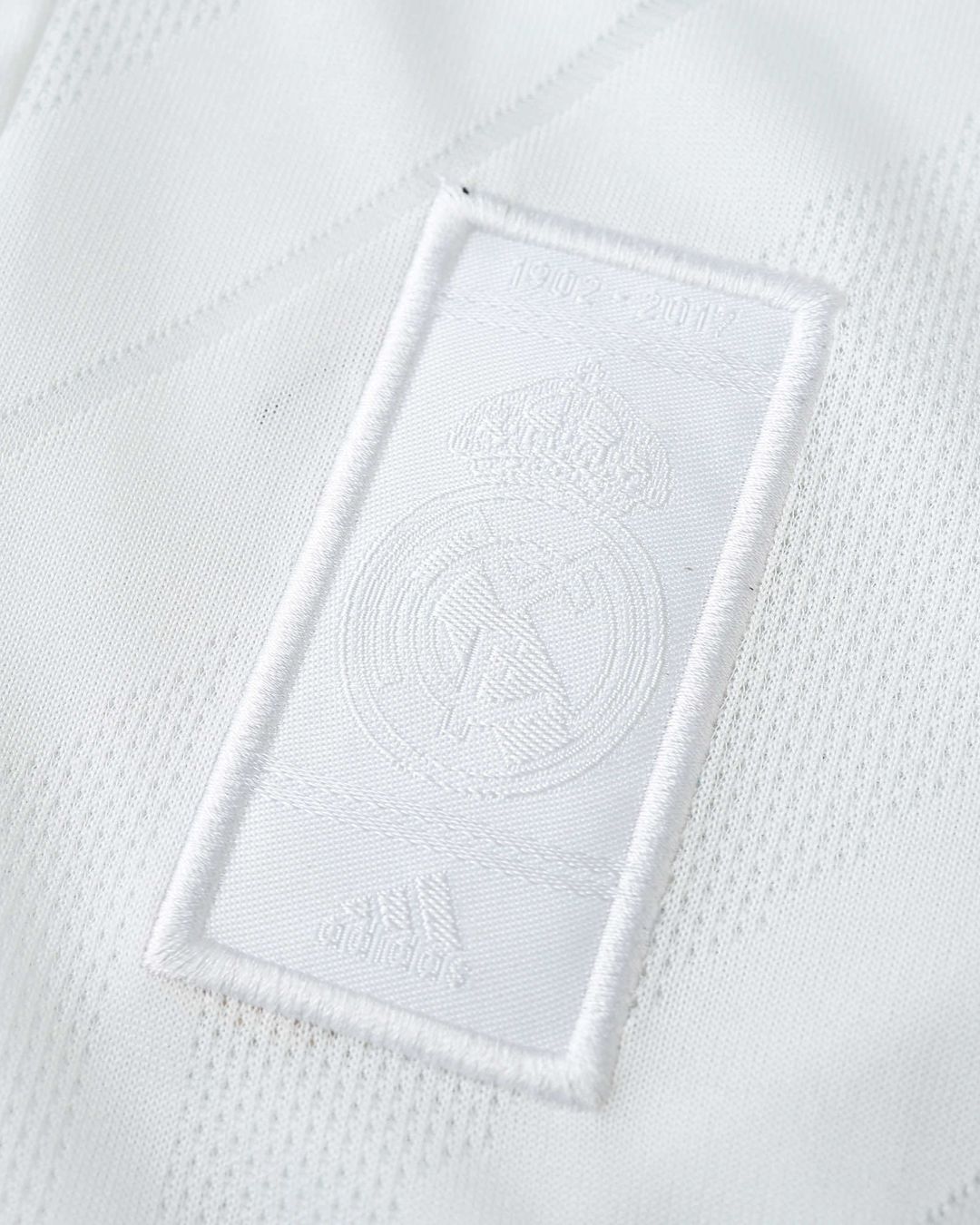 06-real-madrid-17-18-home-retro-jersey-detail-4.jpg