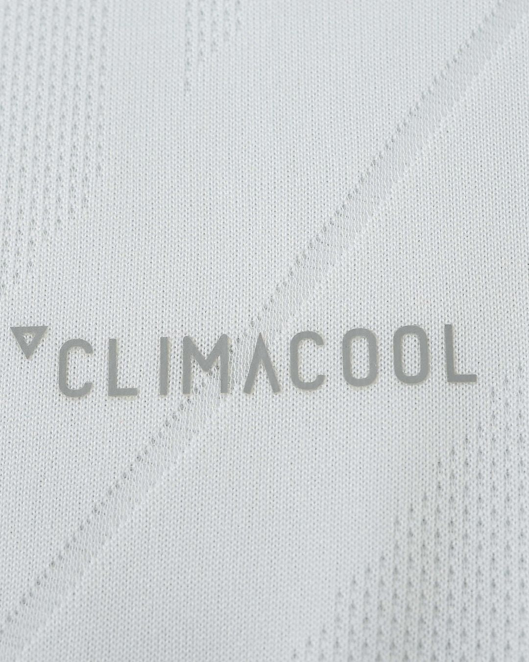 07-real-madrid-17-18-home-retro-jersey-detail-5.jpg