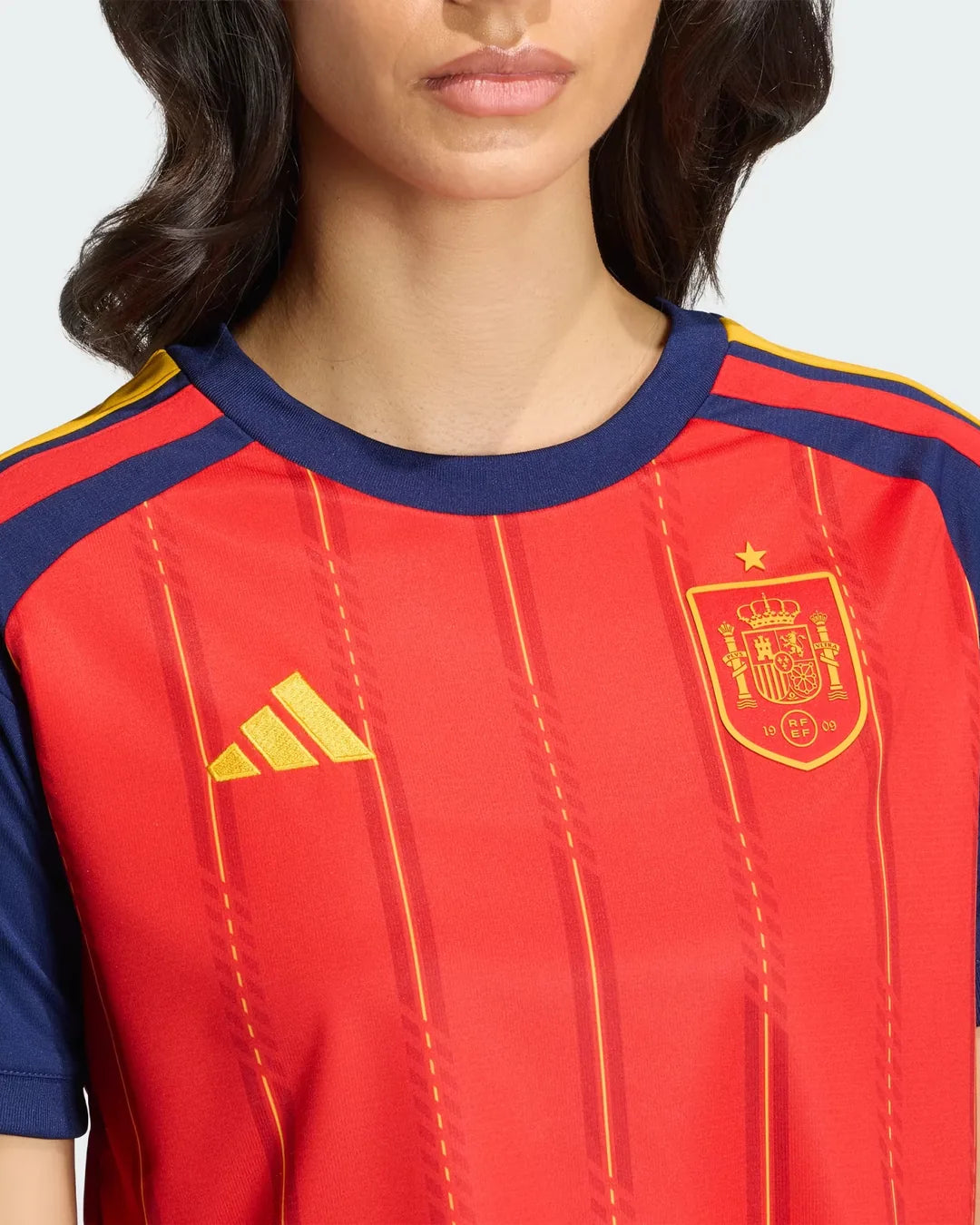 07-spain-2026-home-womens-cropped-jersey-detail-1.webp